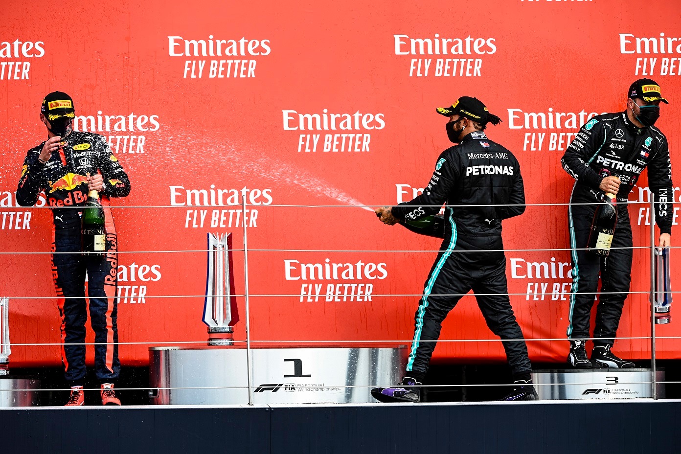 Các tay đua mừng chiến thắng tại bục nhận giải – Max Verstappen, Lewis Hamilton và Valtteri Bottas.