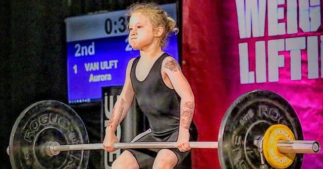 Dù mới 7 tuổi nhưng cô bé Rory van Ulft đã có thấy khả năng nâng tạ phi thường