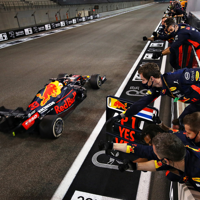 Các kỹ thuật viên Red Bull chúc mừng Verstappen sau khi "gà nhà" về nhất