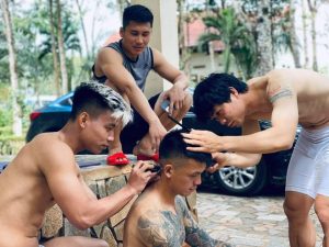 Hớt tóc cho đồng đội Nguyễn Hữu Tuấn