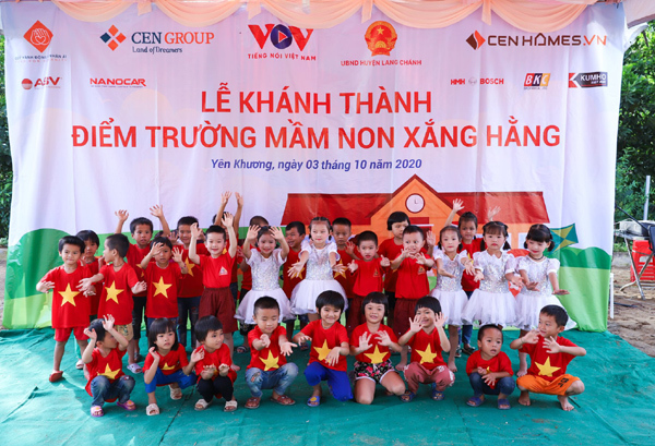 Trong ảnh là hình ảnh các em nhỏ vui cười hạnh phúc trong ngày khánh thành ngôi trường mới - Điểm trường mầm non Xắng Hằng, xã Yên Khương, huyện Lang Chánh, tỉnh Thanh Hóa.