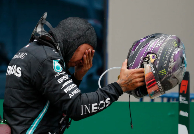 Hamilton khóc sau khi thắng Grand Prix Thổ Nhĩ Kỳ qua đó lần thứ bảy vô địch F1
