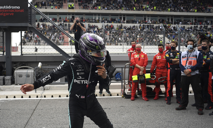 Hamilton phấn khích với chiến thắng, trước sự chứng kiến của kình địch Ferrari