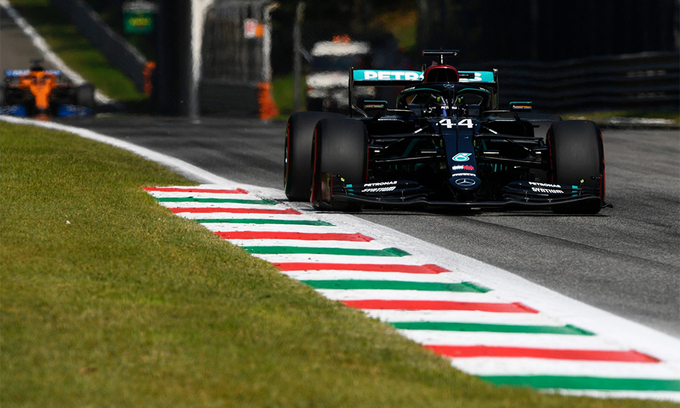 Hamilton dễ dàng dẫn đầu trong gần nửa đầu chặng đua tại Monza