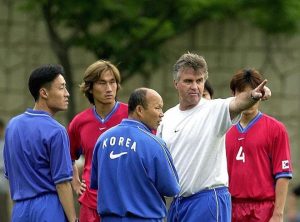 Ông Park Hang-seo trong vai trò trợ lý cho HLV Guus Hiddink ở kỳ World Cup 2002