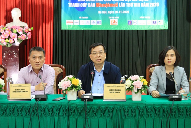 Tổng Biên tập báo Hà Nội Mới Nguyễn Hoàng Long (giữa) trả lời các phóng viên trong buổi họp báo 