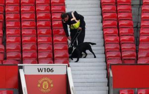 Chó được sử dụng để đánh hơi chất nổ tại sân Old Trafford của CLB M.U