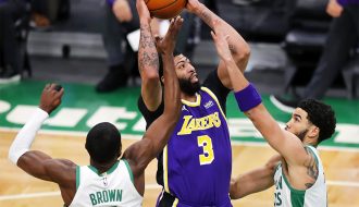 Los Angeles Lakers may mắn thoát hiểm trước Celtics