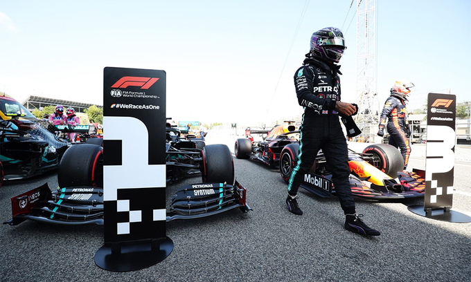 Hamilton (trái) giành pole ở Grand Prix Tây Ban Nha, nhưng vẫn phải cảnh giác cao độ trước nguy cơ bị Verstappen (phải) xuất phát thứ ba vượt mặt như tại Silverstone tuần trước