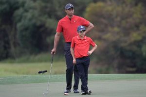 Tiger Woods và con trai Charlie Woods có phong cách chơi golf gần như giống hệt nhau