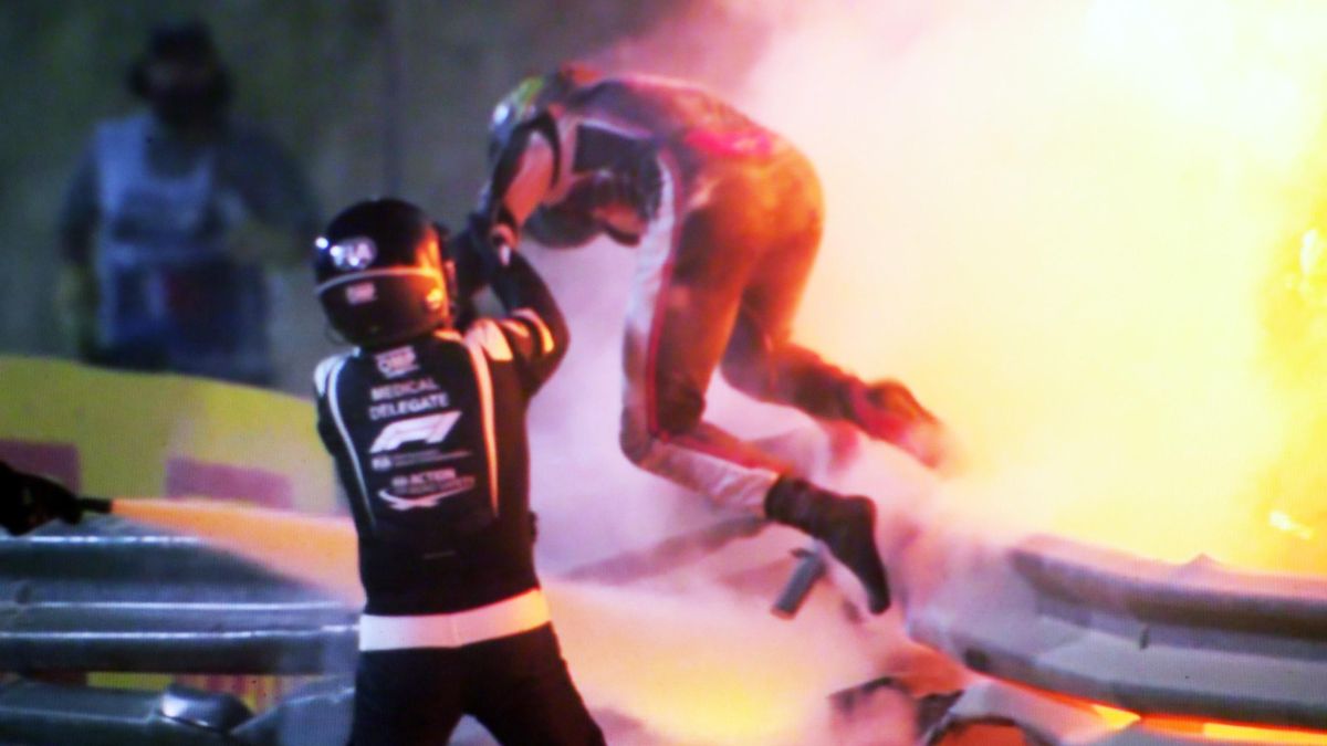 Romain Grosjean vật lộn với biển lửa