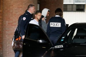 Benzema (giữa) đối mặt với một phiên tòa về vụ tống tiền đồng đội bằng clip sex