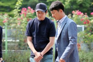 HLV Cho Jae-beom (trái) đã phải lãnh án tù do tấn công tình dục VĐV