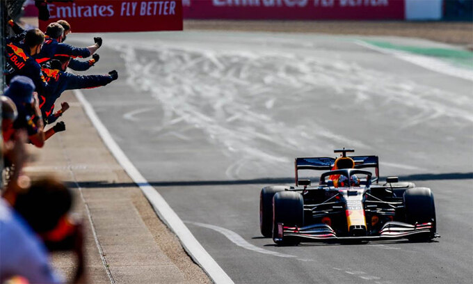 Verstappen cán đích đầu tiên tại Silverstone hôm nay 9/8/2020