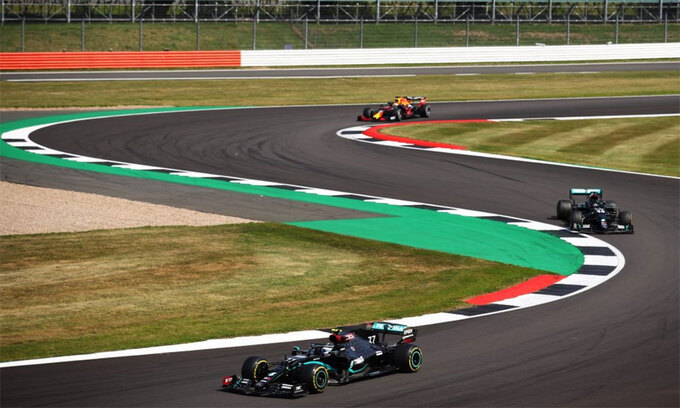 Verstappen xuất phát thứ tư, nhưng nhanh chóng vươn lên rồi vượt qua hai chiếc W11 để giành chiến thắng tại Silverstone