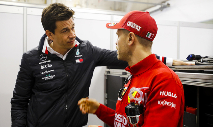 Toto Wolff trong một lần trò chuyện với tay đua Ferrari Sebastian Vettel ở Singapore năm ngoái.