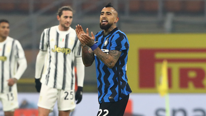 Vidal hôn logo Juventus, fan Inter Milan phẫn nộ